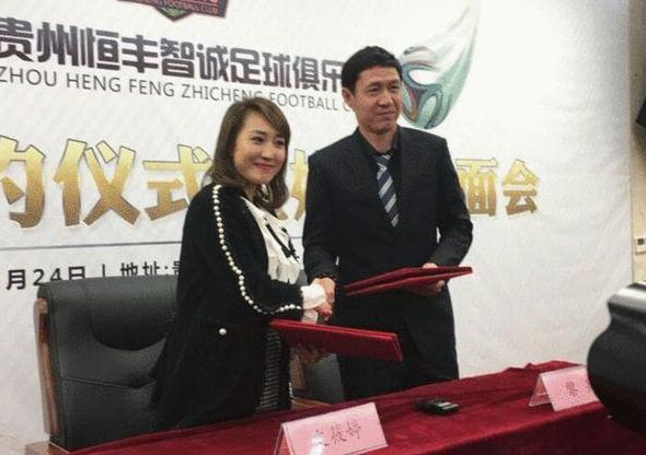 谭氏那一土砖，就是从那洞眼里给扔进去了，直接就砸了刘氏一屁股的那啥……。