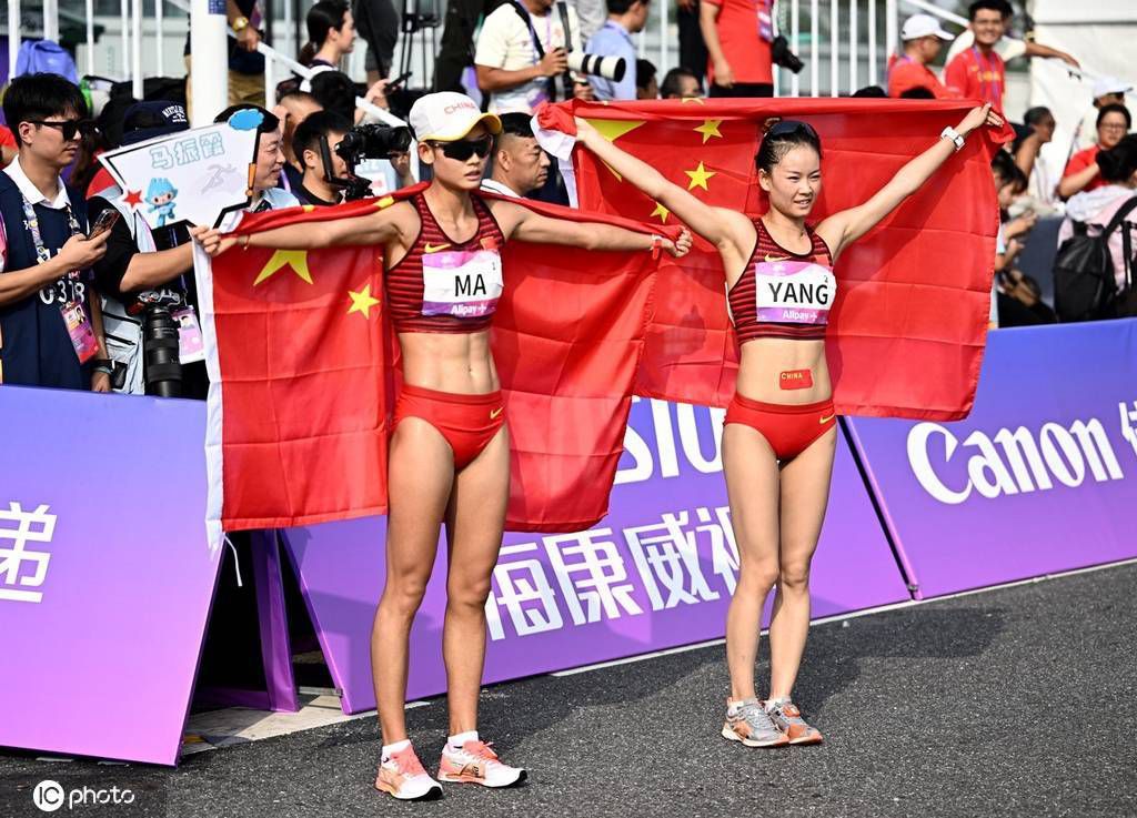 再结合之前苏知非、苏知鱼对他的描述，此人能够以一己之以斩杀多名日本顶尖忍者，由此可见此人的实力异常强悍......就算我的手下，加起来能够干得过他，可我怕是在呼救的那一刻，就会被他直接干掉......想到这，他立刻放弃了开口呼救的念头。